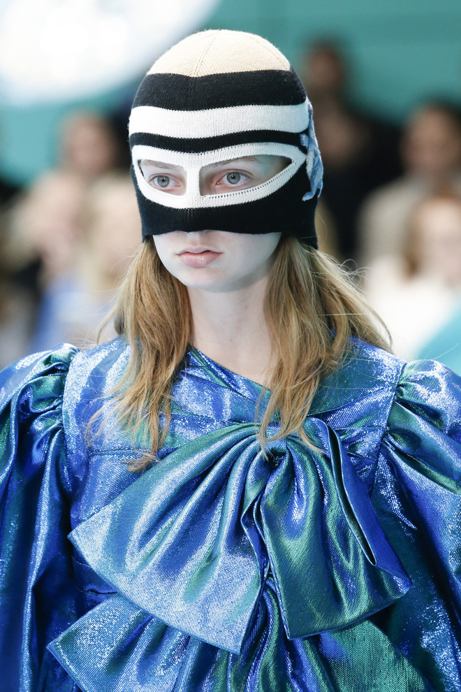 Show mới của Gucci dị quên lối về: Người mẫu ôm... thủ cấp để catwalk, kẻ lại vác nguyên con rồng